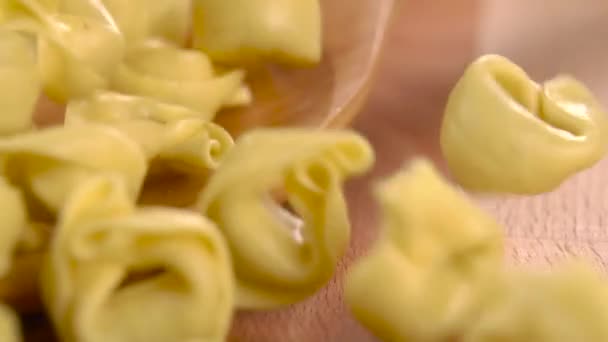 Φρέσκα Παραδοσιακά Ιταλικά Ζυμαρικά Tortellini Πτώση Και Γεμίστε Μια Ξύλινη — Αρχείο Βίντεο