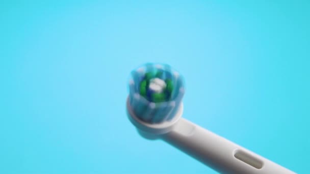 Elektryczna Szczoteczka Zębów Jasnym Kolorowym Włosia Trzęsie Się Zwolnionym Tempie — Wideo stockowe