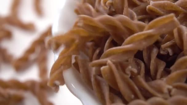 Mucchio Fusilli Pasta Integrale Spirale Una Ciotola Bianca Mucchio Maccheroni — Video Stock