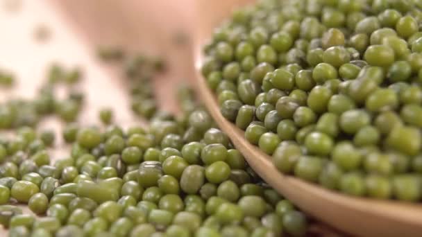 Haricots Mungo Verts Crus Dans Une Cuillère Rustique Bois Tombe — Video