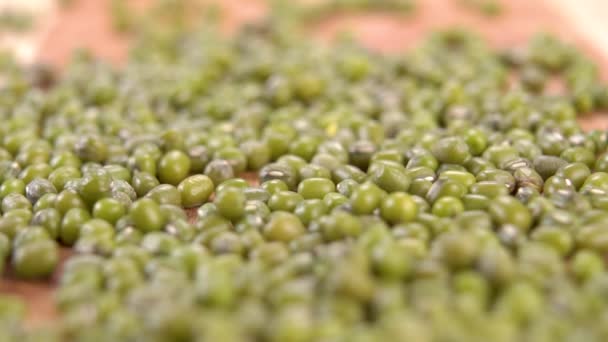 Bio Bauernrohe Grüne Mungbohnen Fallen Zeitlupe Auf Ein Hölzernes Schneidebrett — Stockvideo