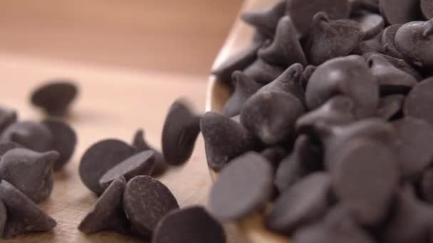 Pequeno Aspersor Chocolate Derramado Uma Colher Madeira Câmera Lenta Macro — Vídeo de Stock