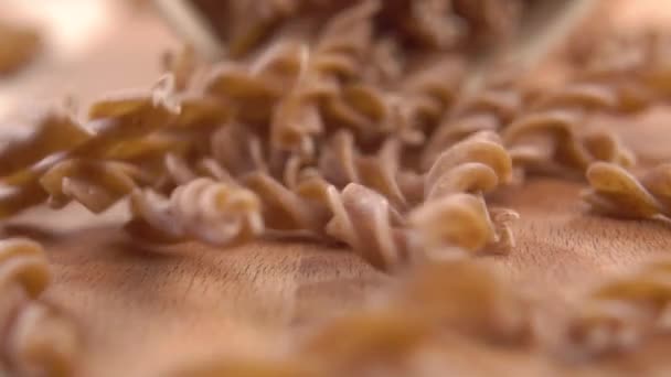 Hele Korrel Ongekookte Droge Fusilli Pasta Organische Macaroni Slow Motion — Stockvideo