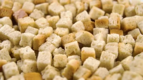 Knusprige Würfel Hart Gebackener Brotcroutons Makro Rotation — Stockvideo