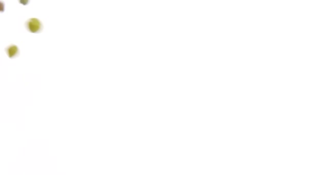 Падение Бобов Белой Тарелке Замедленной Съемке Макро Выстрел Зеленые Сырые — стоковое видео