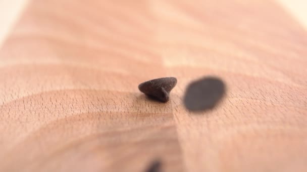 黑巧克力片落在木制表面上 慢动作宏观射击 甜食配料 — 图库视频影像