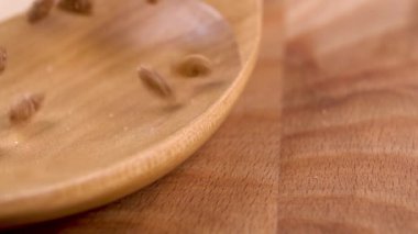 Çikolatalı pirinç gevreği. Tahta kaşığa gevrek bir şeyler düşmek. Makro. Dolly vurdu. Rustik biçim görünümü