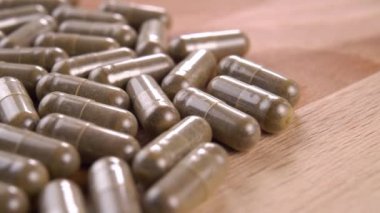 Tahta bir yüzeyde tıbbi kapsüller. Reçeteli haplar. Makro