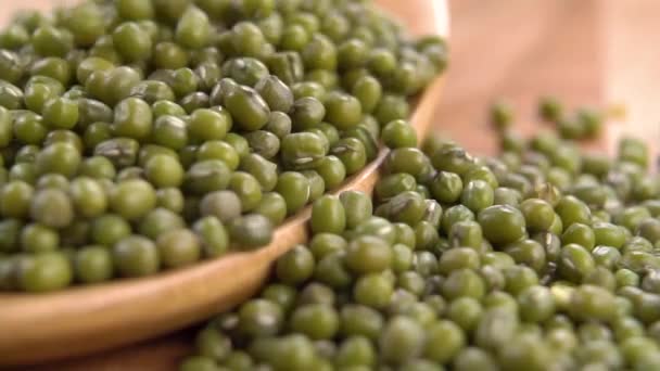 Een Volle Houten Lepel Groene Ongekookte Mungbonen Droge Peulvruchten Vallen — Stockvideo