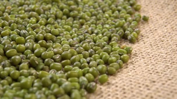 素朴なラフバラップに緑の緑の豆 乾燥した調理されたマメ科植物 マクロだ ドリーショット — ストック動画