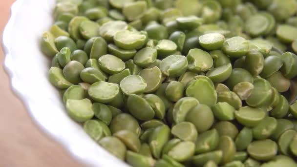 緑の分割乾燥エンドウ豆の完全なボウル マクロだ スローモーションで旋回 — ストック動画