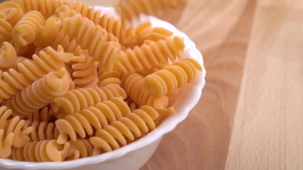 Pasta Sin Cocer Lentejas Rojas Grano Entero Caída Macarrones Crudos — Vídeo de stock