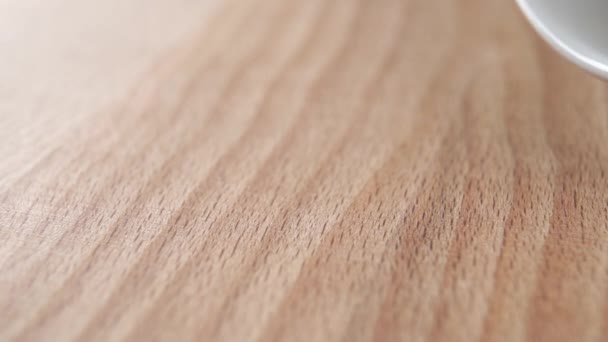 ゆっくりとした動きで木製のテーブルの上に乾燥した調理されていないイタリアのゴブティパスタを落下 マクロだ 伝統的なイタリアの地中海料理 生マカロニ — ストック動画