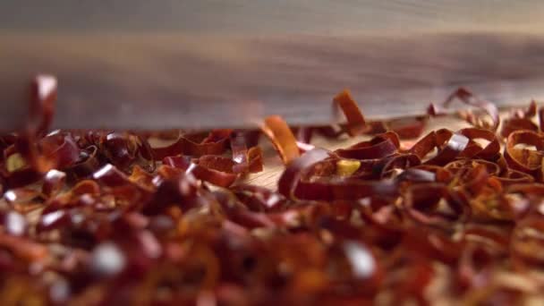 Rote Paprika Mit Einem Küchenmesser Auf Einem Hölzernen Schneidebrett Hacken — Stockvideo