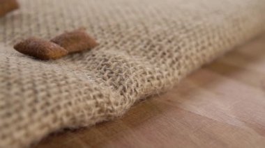 Çıtır çıtır evcil hayvan mamaları ağır çekimde kırsal kesime ve oduna düşer. Makro.