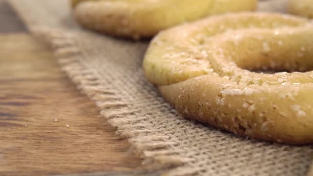 Ronde Koekjes Een Jute Tafelkleed Een Houten Oude Tafel Rustieke — Stockvideo