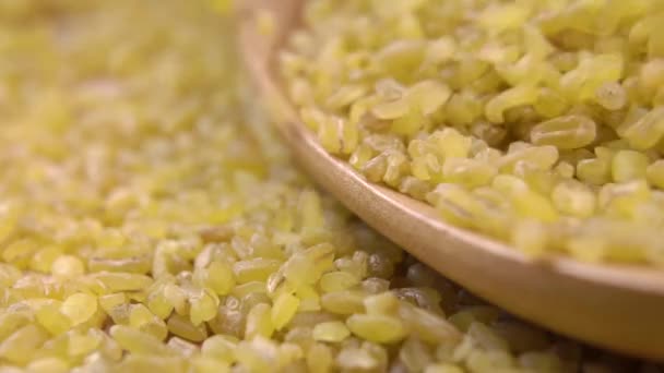 Frön Okokt Vete Bulgur Faller Hög Rustik Träsked Sakta Backarna — Stockvideo