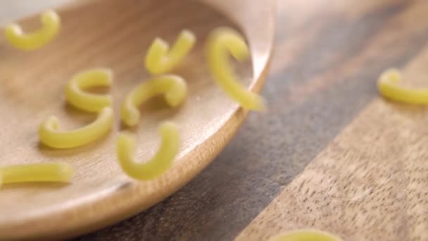 Pâtes Gobbetti Traditionnelles Sèches Crues Tombent Dans Une Cuillère Bois — Video