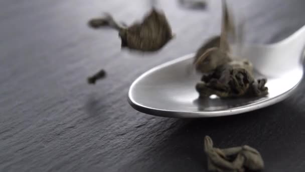 Les Feuilles Thé Vert Sèches Tombent Dans Une Cuillère Café — Video