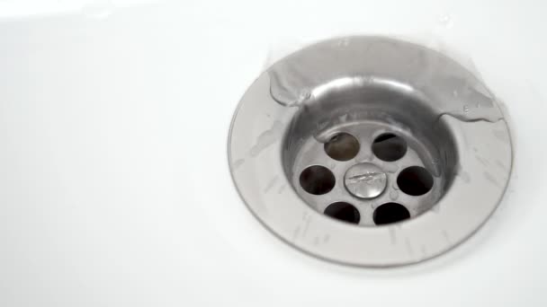 Wasser Spritzt Und Fließt Die Chromfarbenen Abflusslöcher Der Weißen Badezimmerspüle — Stockvideo