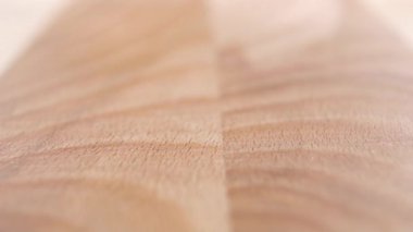 Yeşil çay kuru yapraklar kağıt bardakla düşer ve ahşap bir yüzeye yayılır. Makro. Ağır çekim. Sağlıklı içki konsepti. Seçici odak