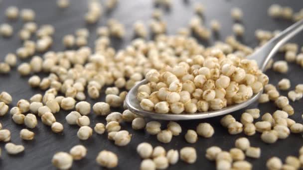 Puffy Okokt Vit Quinoa Sked Mörk Stenskiffer Yta Makro Ekologisk — Stockvideo