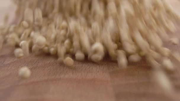 Quinoa Inflada Seca Sin Cocer Cae Con Una Taza Papel — Vídeos de Stock