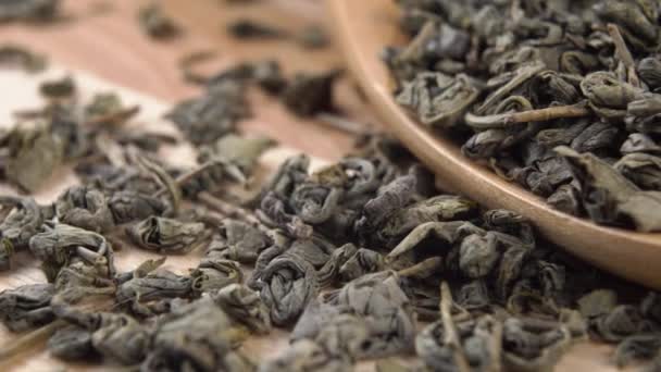 Ekologiczny Produkt Ekologiczny Suche Liście Herbaty Drewnianej Łyżce Rustykalnej Desce — Wideo stockowe