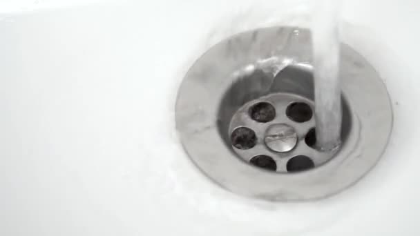 Drenaggio Una Corrente Acqua Potabile Lavandino Bianco Rallentatore Primo Piano — Video Stock