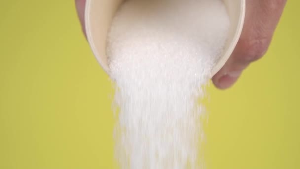 Şeker Dolu Bir Kağıt Bardaktan Dökülür Sarı Arka Planda Sağlıksız — Stok video