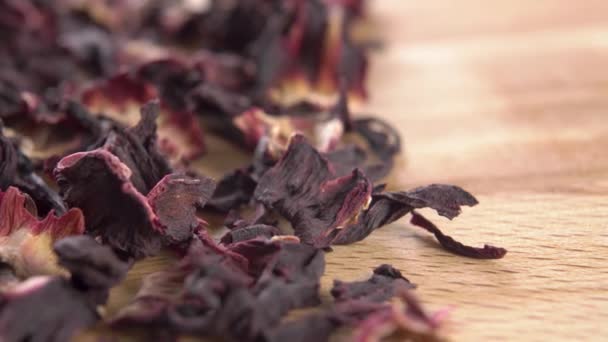 Flor Hierbas Hibisco Rojo Una Tabla Cocina Macro Dolly Disparó — Vídeo de stock