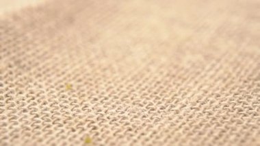 Yeşil kuru pişmemiş biyo spagetti kaba kırsal kumaşın üzerine düşüyor. Makro. Sebzeli sağlıklı yiyecek. Dolly vurdu.