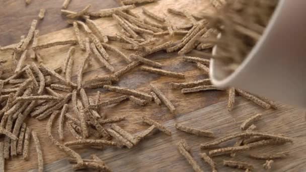Зернові Пшеничні Палички Падають Чашки Повільному Русі Купу Близько Здорове — стокове відео