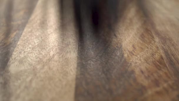 未煮熟的黑意大利面 用乌贼墨水 缓慢地倒在木制表面上 — 图库视频影像