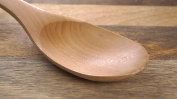 麦麸片棒缓缓地落在木勺上 在粗糙的木头表面上 靠近点健康食品概念 — 图库视频影像