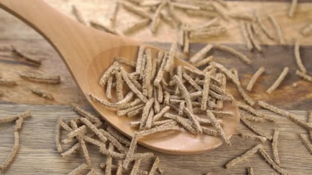 곡물식밀은 나무판에 통나무 숟가락 전체에 천천히 클로즈업 비타민 식사가 필수적 — 비디오