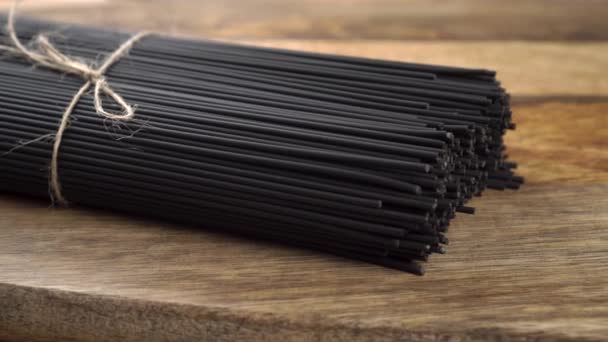 Ficelle Liée Pile Spaghettis Noirs Non Cuits Avec Encre Seiche — Video