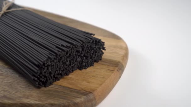 Spaghete Organice Uscate Negre Cerneală Cuttlefish Suprafață Lemn Stack Legat — Videoclip de stoc