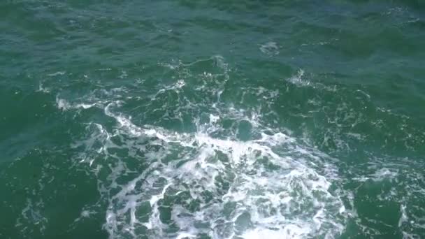 Dalgalar Köpüklerle Deniz Suyu Yüzeyi Ağır Çekimde Sörf Yap Yakın — Stok video