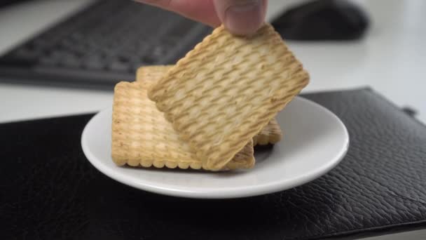 Shortbread Snack Auf Einem Ledernen Notizbuch Computerzubehör Tastatur Und Maus — Stockvideo