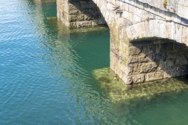 Antik kemerli taş deniz köprüsü. Yakın plan..