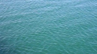 Sakin deniz dalgaları ağır çekimde dalgalanır. Okyanusun küçük dalgaları. Doğal arka plan. Ağır çekim. Kapat..