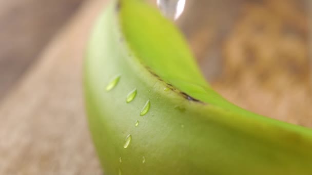Vattenstänk Droppar Den Gröna Bananfrukten Makro Långsamma Rörelser — Stockvideo