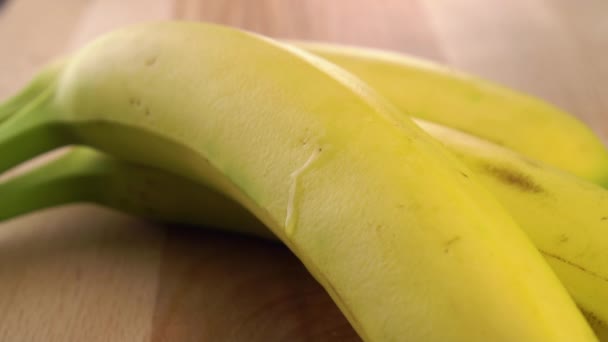 Plamy Wody Kapią Żółty Owoc Banana Makro Zwolnij Trochę Drewnianej — Wideo stockowe