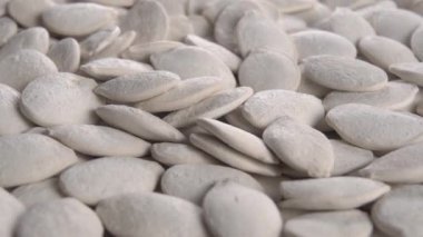 Kabuklu kurutulmuş balkabağı çekirdeği. Makro. Döndürme