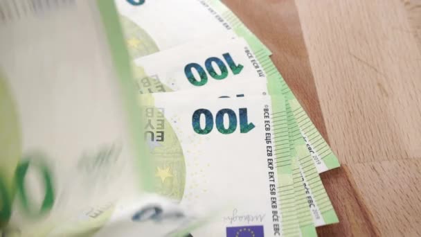 Spadek Stu Euro Banknotów Drewnianej Rustykalnej Powierzchni Zamknij Drzwi Banknoty — Wideo stockowe
