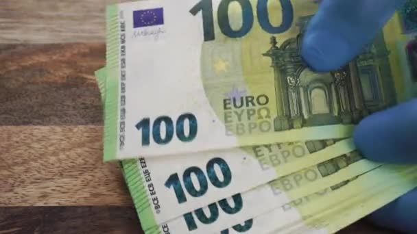 Hombre Tiene Billetes Euros Las Manos Usar Guantes Médicos Protección — Vídeo de stock