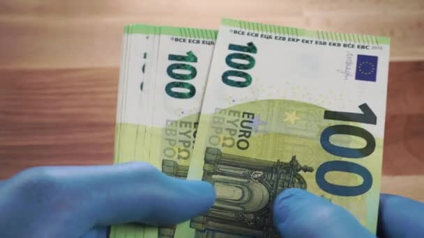 Contando Dinero Del Euro Las Manos Guantes Azules Protectores Médicos — Vídeo de stock