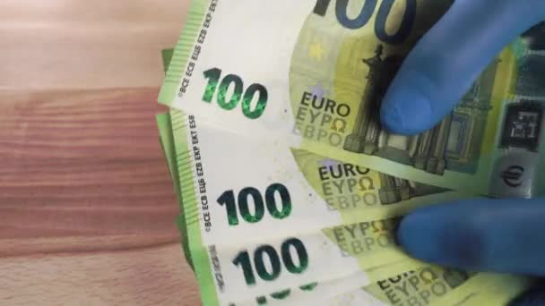 Europeisk Valuta Euro Händerna Att Bära Medicinska Handskar Nära Håll — Stockvideo