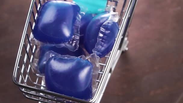 Cápsulas Lavavajillas Azul Mini Carrito Compras Rotación Primer Plano Concepto — Vídeos de Stock